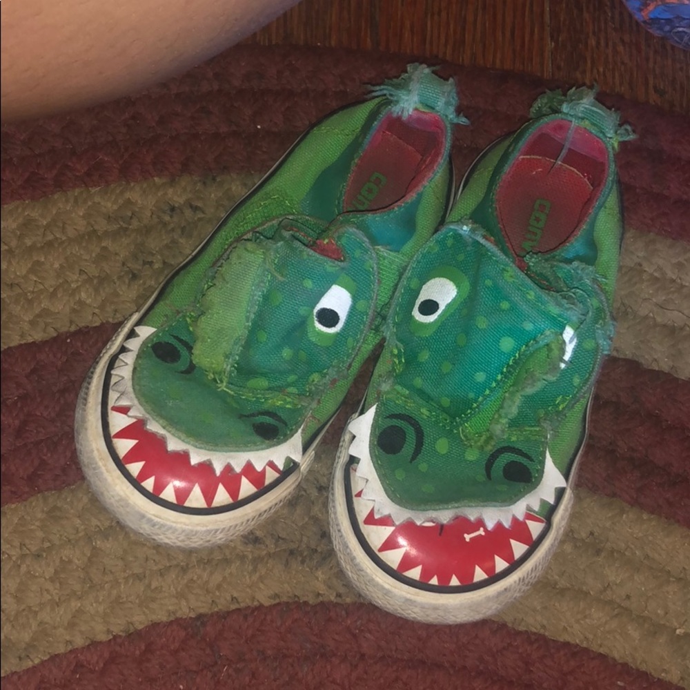 Converse alligators